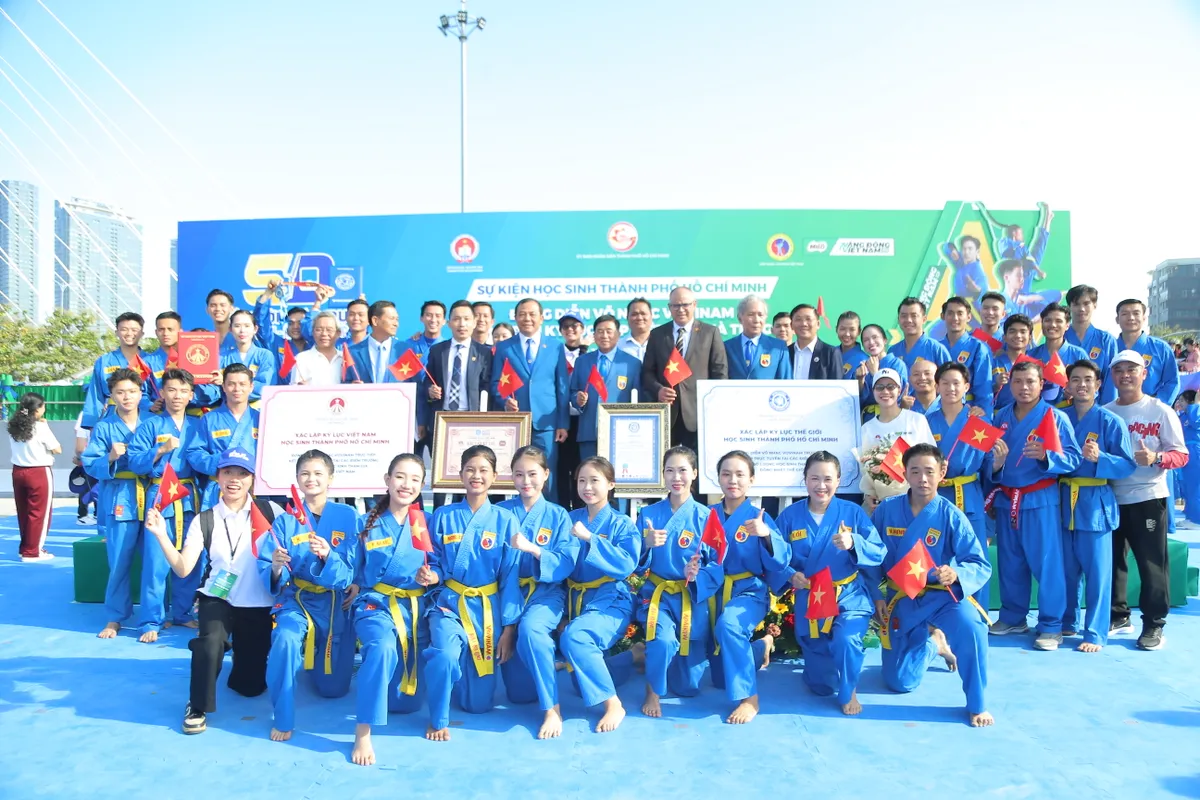 60.000 học sinh ở TP Hồ Ch&iacute; Minh x&aacute;c lập "kỷ lục k&eacute;p" về đồng diễn v&otilde; nhạc Vovinam- Ảnh 2.