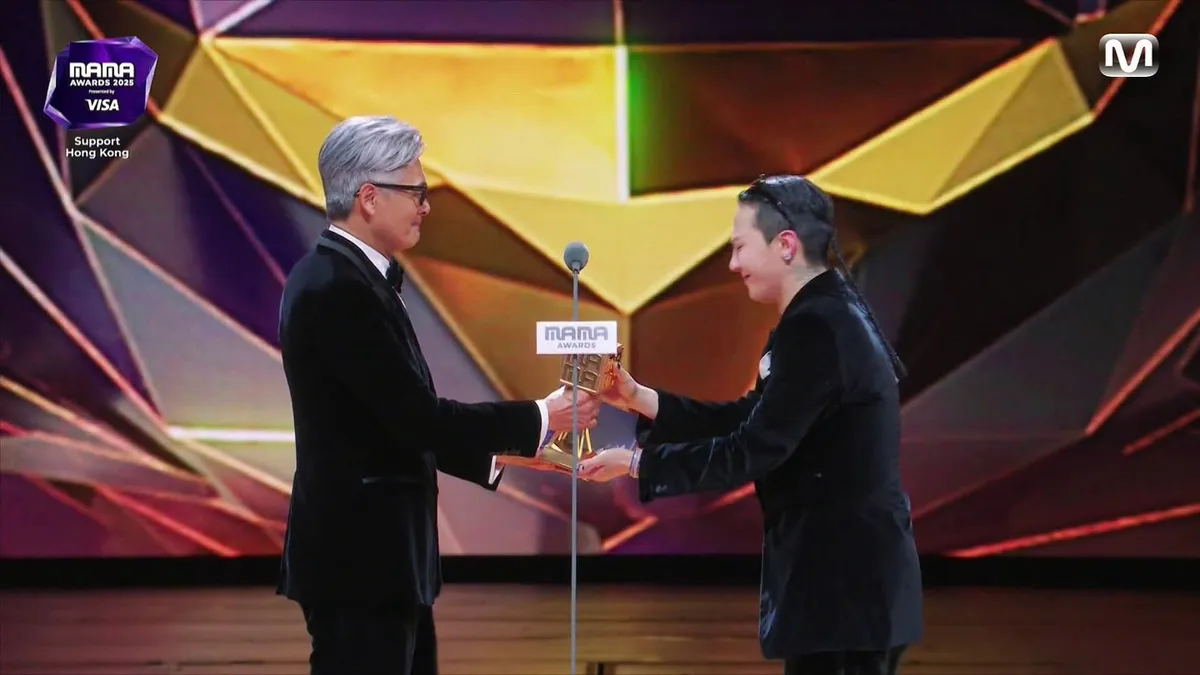 Phản ứng của G-Dragon trước màn trình diễn gây tranh cãi tại MAMA 2025- Ảnh 2.