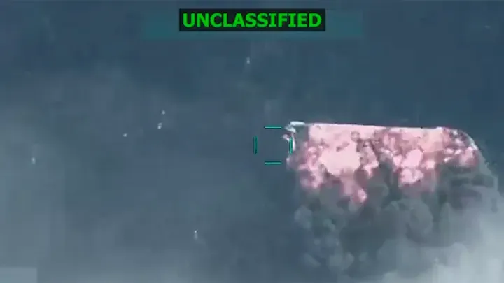 Tổng thống Trump tuyên bố Mỹ sắp chặn tội phạm ma túy Venezuela trên đường bộ - Ảnh 2.