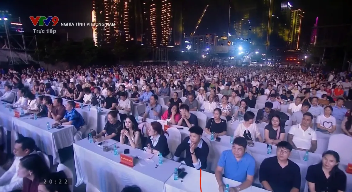 Đêm nhạc "Nghĩa tình phương Nam" góp 25 tỷ 10 triệu đồng vào Quỹ Tấm lòng Việt tiếp sức đồng bào miền Trung- Ảnh 6. Đêm nhạc "Nghĩa tình phương Nam" góp 25 tỷ 10 triệu đồng vào Quỹ Tấm lòng Việt tiếp sức đồng bào miền Trung- Ảnh 6.