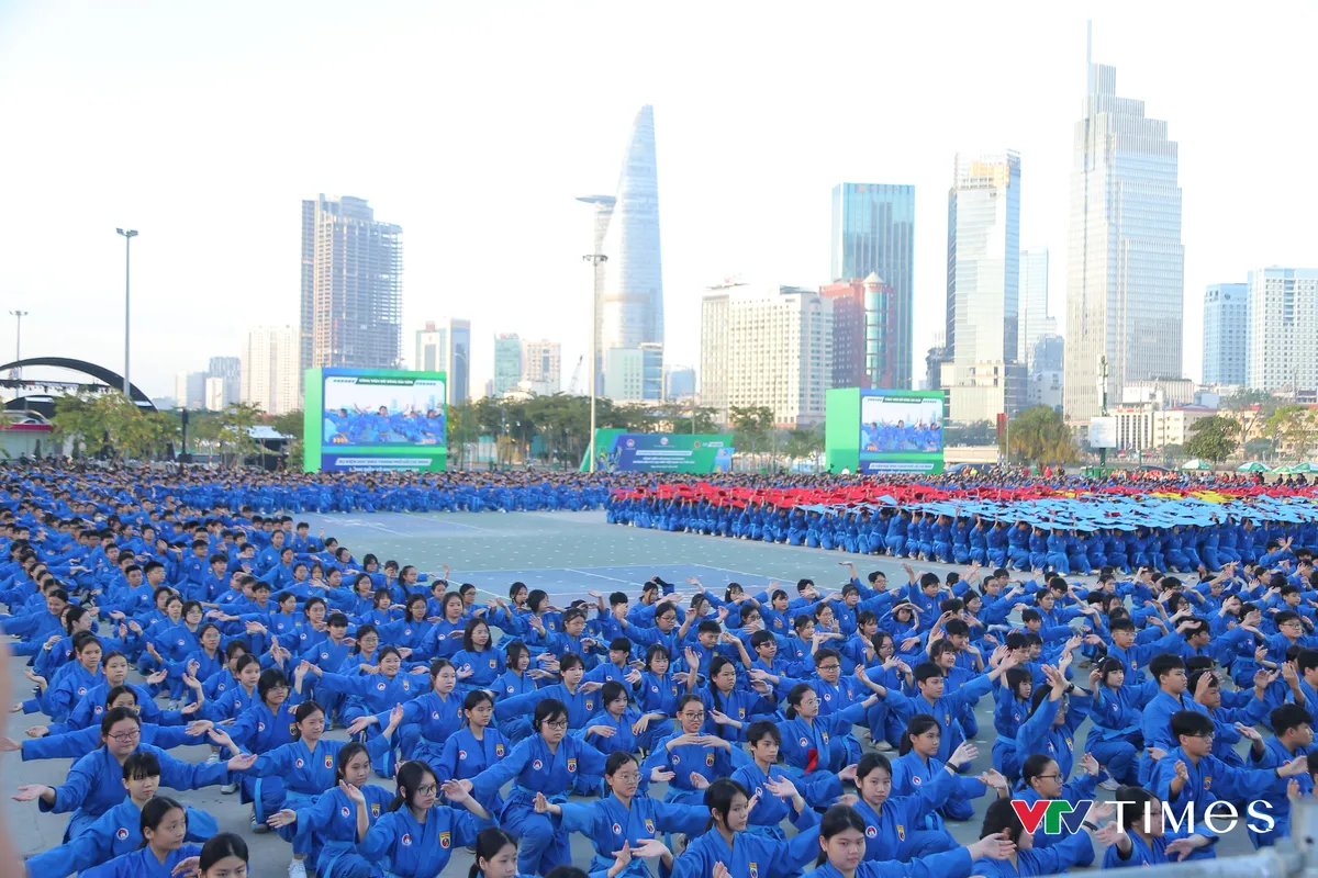 60.000 học sinh ở TP Hồ Chí Minh xác lập "kỷ lục kép" về đồng diễn võ nhạc Vovinam- Ảnh 1.