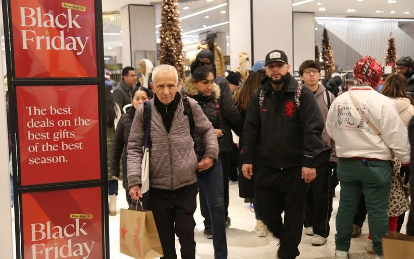 Người tiêu dùng mua sắm dịp Black Friday tại New York, Mỹ. (Ảnh: THX/TTXVN)