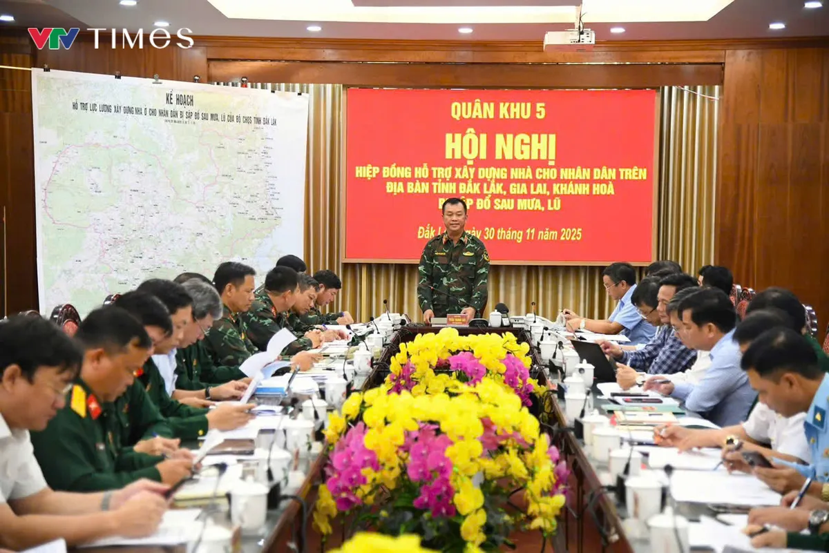 “Chiến dịch Quang Trung” xây mới hàng trăm căn nhà cho dân vùng lũ - Ảnh 1.