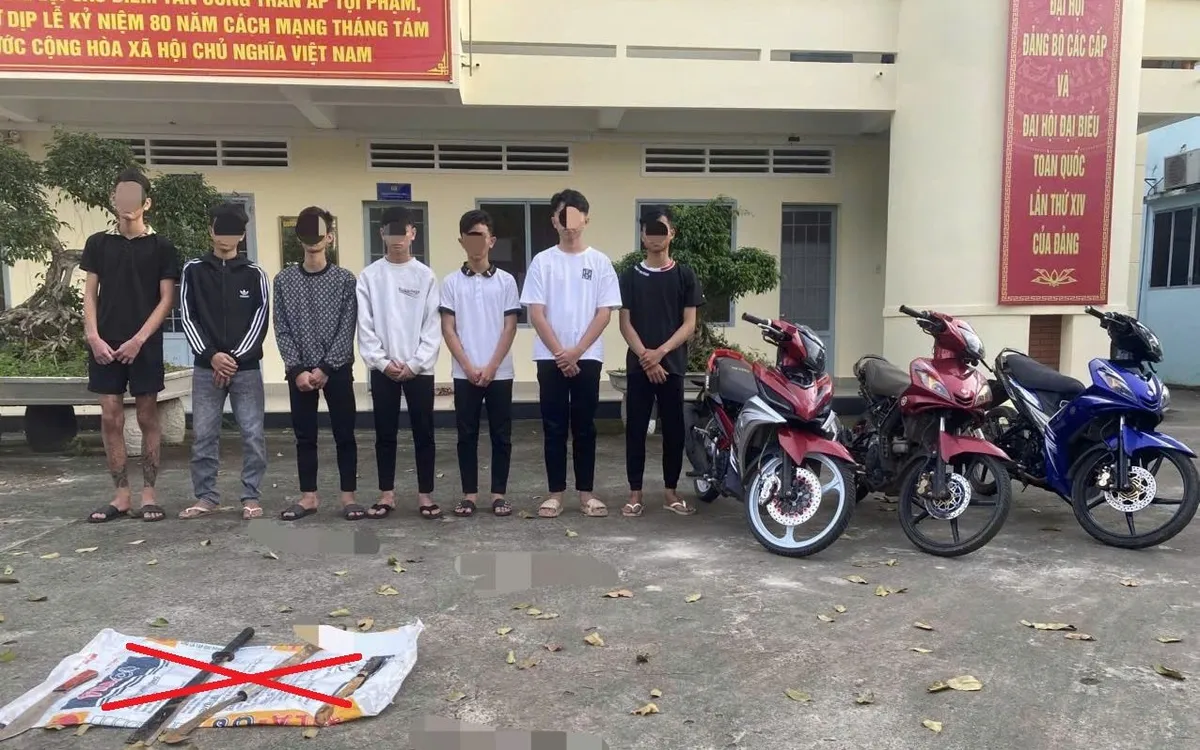 Bắt nhóm thanh thiếu niên truy đuổi, chém người trong đêm ở Đồng Nai - Ảnh 1.