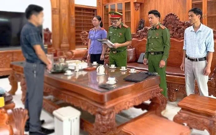 Cơ quan chức năng đọc các quyết định tố tụng đối với N.X.A. (Ảnh: Công an tỉnh Tuyên Quang)