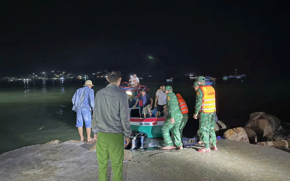 Lực lượng cứu nạn nỗ lực đưa thi thể nạn nhân vào bờ.