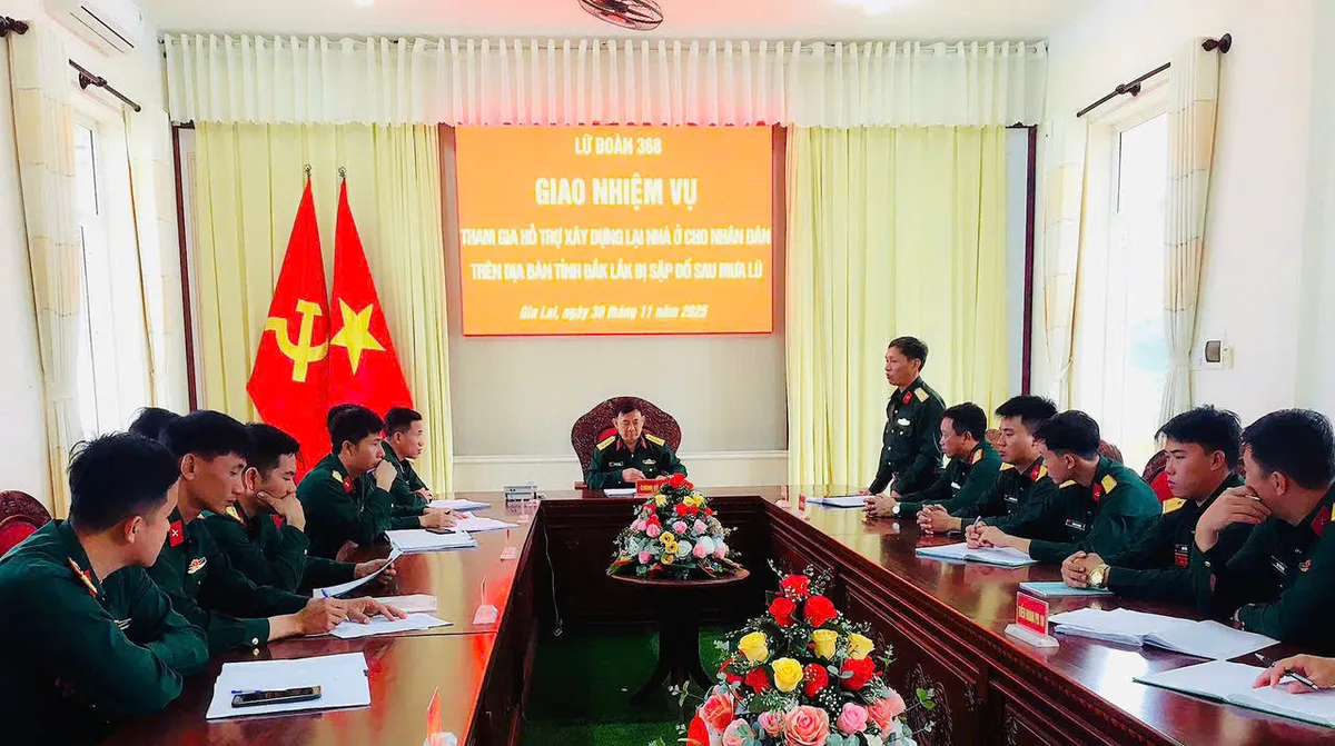 Lữ đoàn 368 lập tức cơ động vào vùng lũ, bắt đầu dựng nhà cho dân - Ảnh 1.