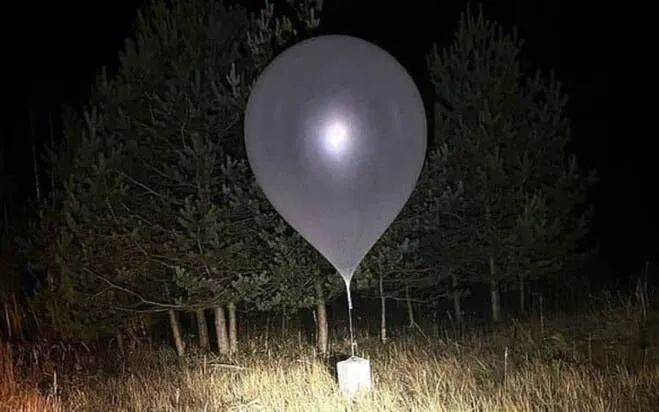 Khinh khí cầu buôn lậu xuất hiện trên radar sân bay Vilnius (Ảnh minh họa: X/@fl360aero)