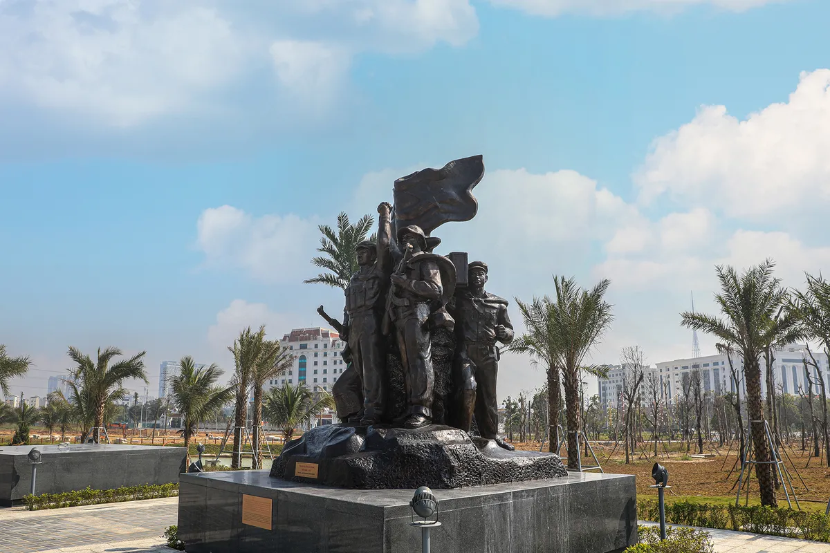 Trưng bày cụm tượng Tình đoàn kết hữu nghị Việt Nam - Lào tại Bảo tàng Lịch sử Quân sự Việt Nam- Ảnh 1. Trưng bày cụm tượng Tình đoàn kết hữu nghị Việt Nam - Lào tại Bảo tàng Lịch sử Quân sự Việt Nam- Ảnh 1.