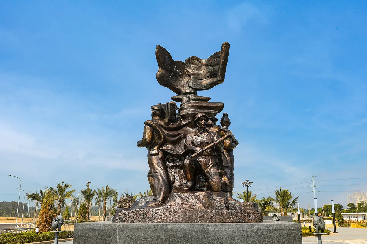 Trưng bày cụm tượng Tình đoàn kết hữu nghị Việt Nam - Lào tại Bảo tàng Lịch sử Quân sự Việt Nam- Ảnh 2. Trưng bày cụm tượng Tình đoàn kết hữu nghị Việt Nam - Lào tại Bảo tàng Lịch sử Quân sự Việt Nam- Ảnh 2.