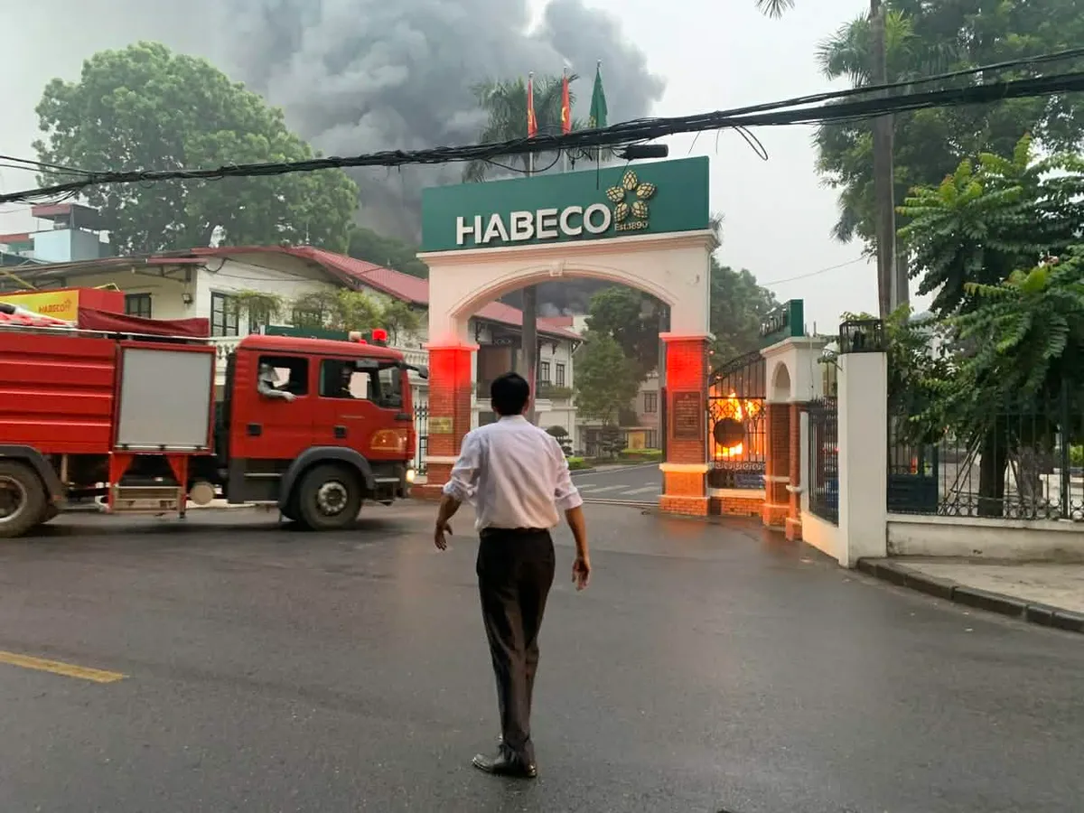 Cháy lớn ở Nhà máy Bia Hà Nội Habeco- Ảnh 2. Cháy lớn ở Nhà máy Bia Hà Nội Habeco - Ảnh 2.