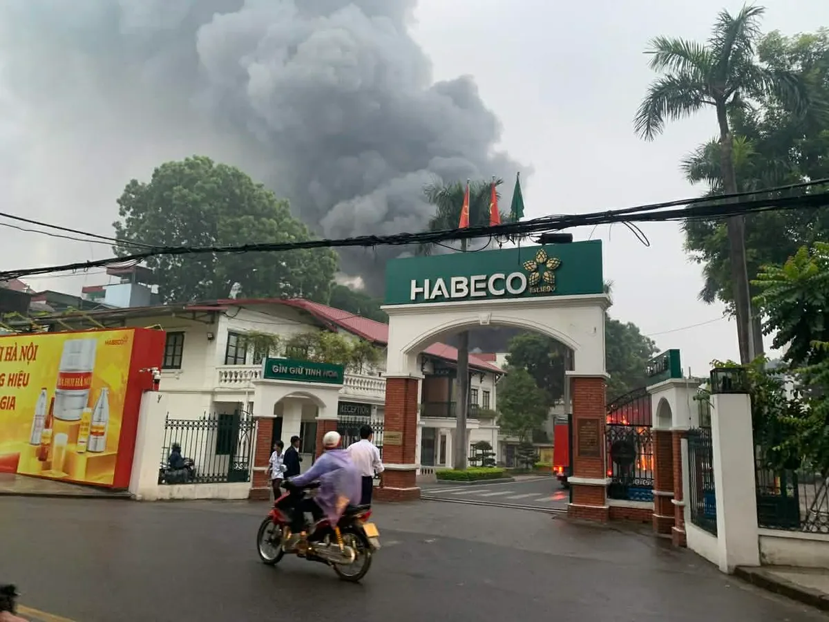 Cháy lớn ở Nhà máy Bia Hà Nội Habeco- Ảnh 1. Cháy lớn ở Nhà máy Bia Hà Nội Habeco - Ảnh 1.