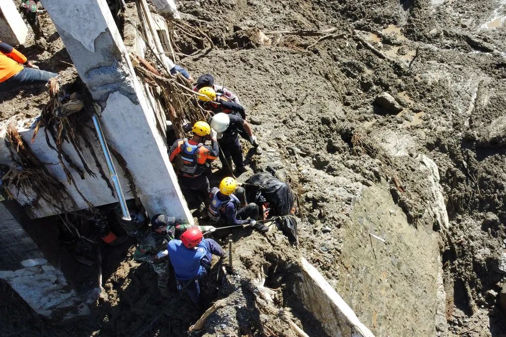 Indonesia khắc phục hậu quả sau lũ quét tàn phá, số người thiệt mạng tăng đột biến - Ảnh 1.