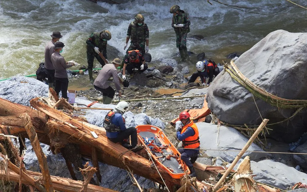Lực lượng cứu hộ tìm kiếm nạn nhân lũ lụt ở Tanah Datar, Tây Sumatra, Indonesia, ngày 1/12/2025 (Ảnh: AP)