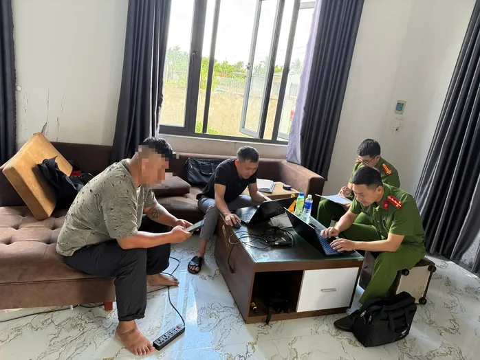 C&ocirc;ng an triệu tập người cha x&iacute;ch ch&acirc;n con g&aacute;i trong ph&ograve;ng bẩn thỉu ở Đắk Lắk - Ảnh 1.