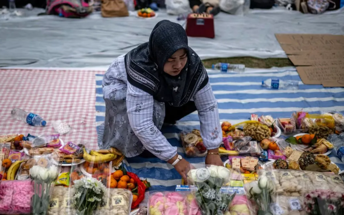 Một công dân Indonesia tham gia cầu nguyện cho các nạn nhân của vụ hỏa hoạn tại Tai Po, ngày 30/11/2025 (Ảnh: AFP)