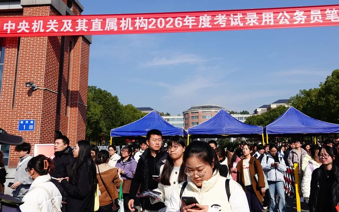 Các thí sinh tham dự kỳ thi tuyển công chức quốc gia tại trường Trung học cơ sở Yiling ở Nghi Xương, tỉnh Hồ Bắc vào ngày 30/11/2025. (Ảnh: VCG)