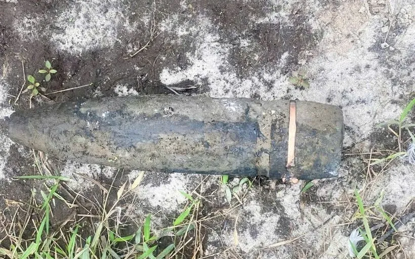 Các quả đạn pháo còn sót lại sau chiến tranh được người dân phát hiện trong quá trình lao động sản xuất. (Ảnh: TTXVN phát)