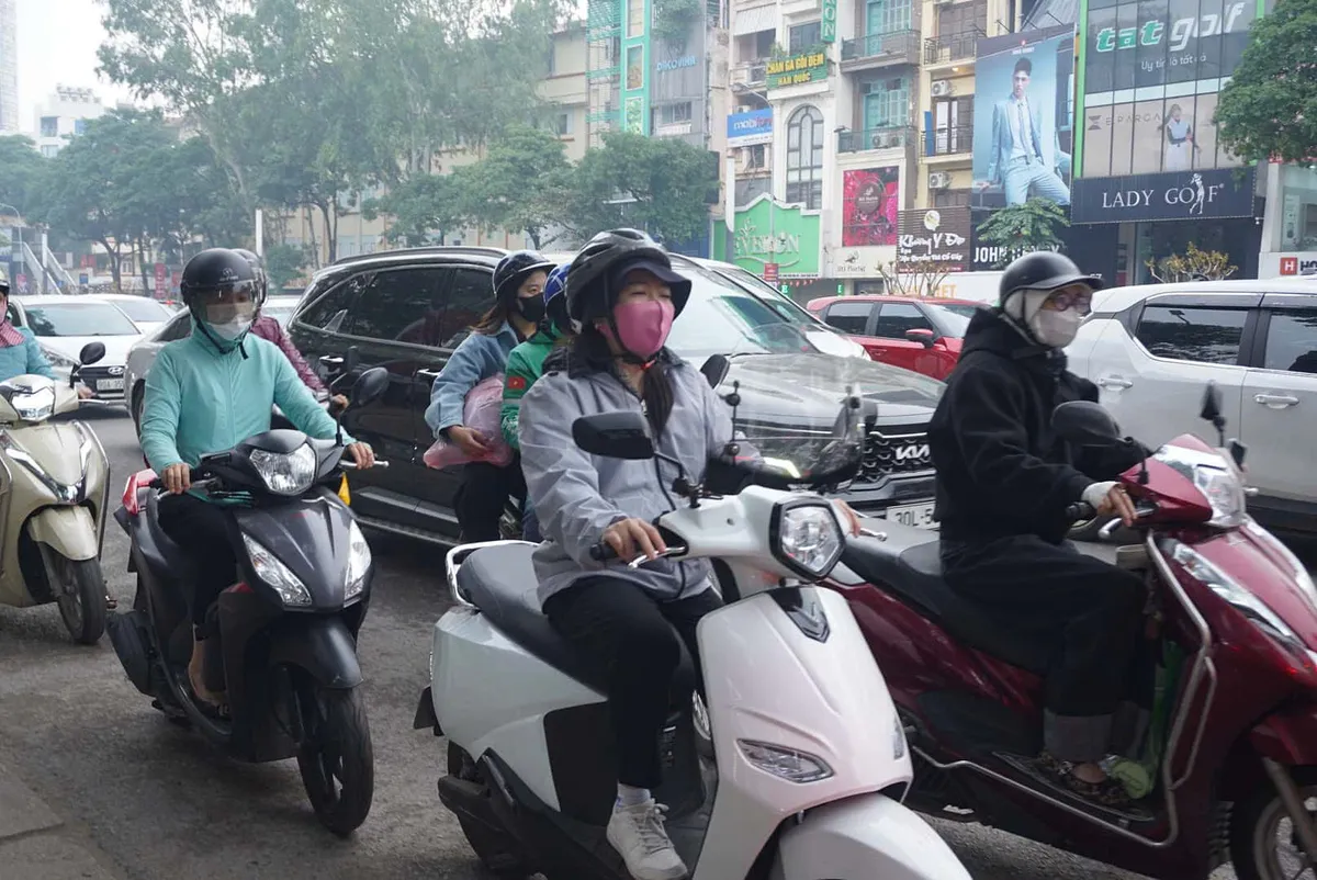 Người dân ra đường phải đeo khẩu trang để tránh hít phải không khí ô nhiễm.