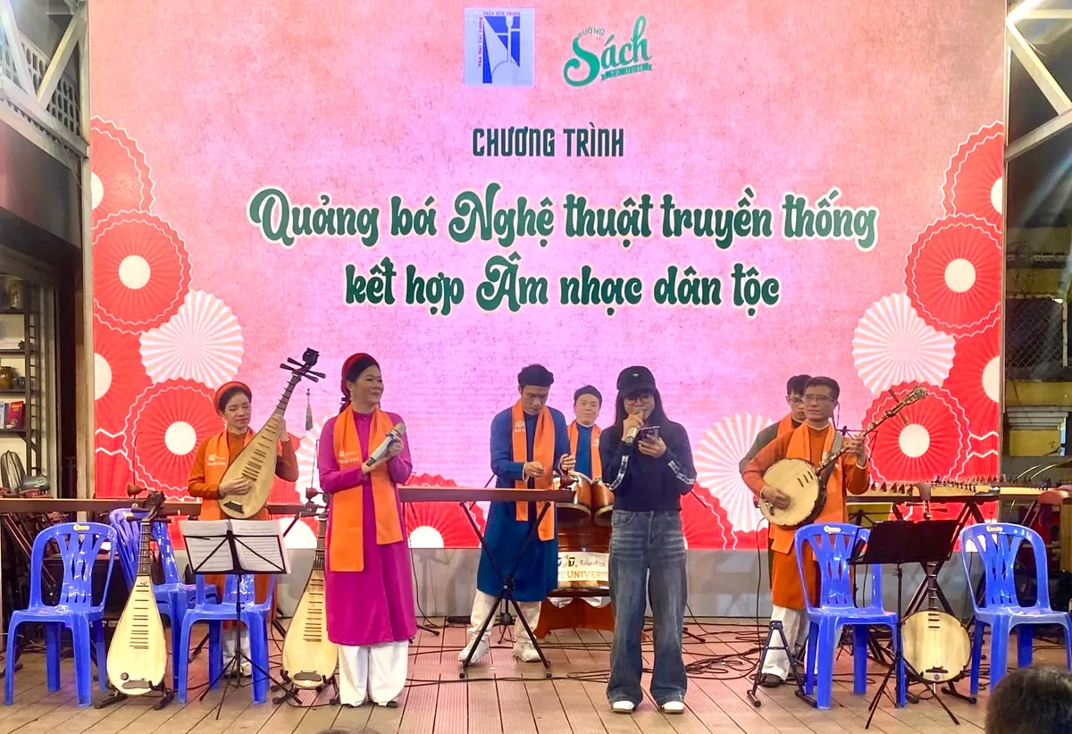 Nghệ thuật truyền thống xuống phố- Ảnh 6. Nghệ thuật truyền thống xuống phố- Ảnh 6.