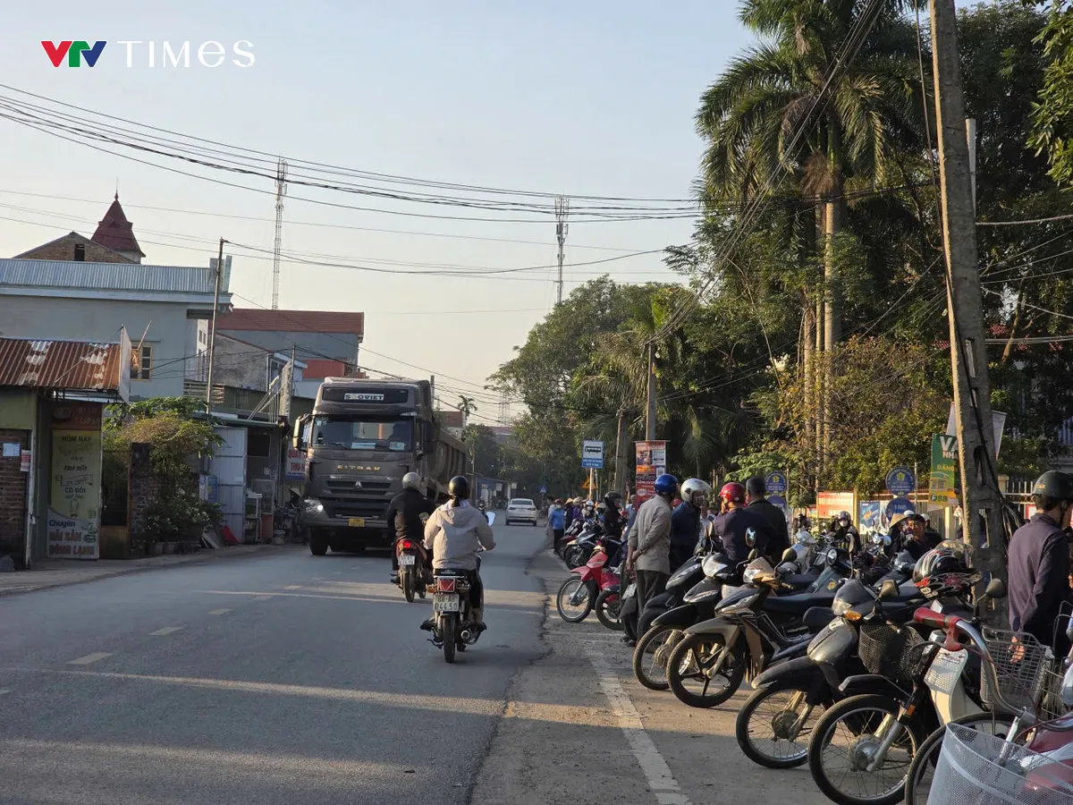 Phú Thọ: Điểm nghẽn giao thông đầu cầu Vĩnh Phú gây bức xúc cho người dân - Ảnh 4.