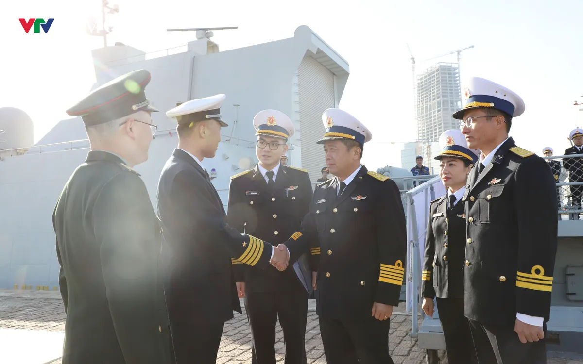 Đại diện Bộ tham mưu Hạm đội Bắc Hải của hải quân Trung Quốc đón đoàn