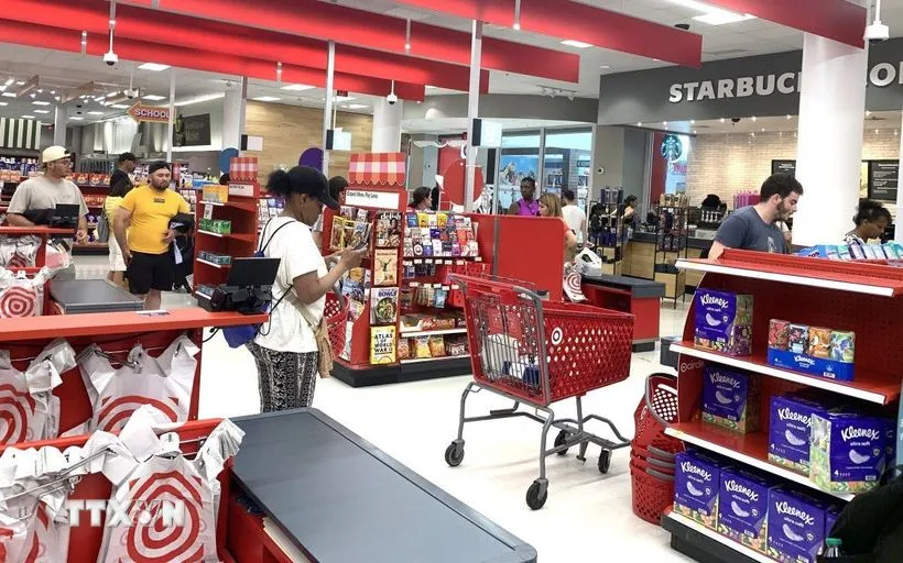 Khách hàng mua sắm tại một trung tâm thương mại ở bang Maryland. (Ảnh: Ngọc Quang/TTXVN)