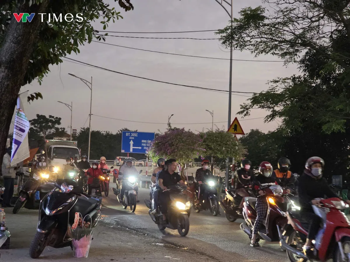 Phú Thọ: Điểm nghẽn giao thông đầu cầu Vĩnh Phú gây bức xúc cho người dân - Ảnh 2.