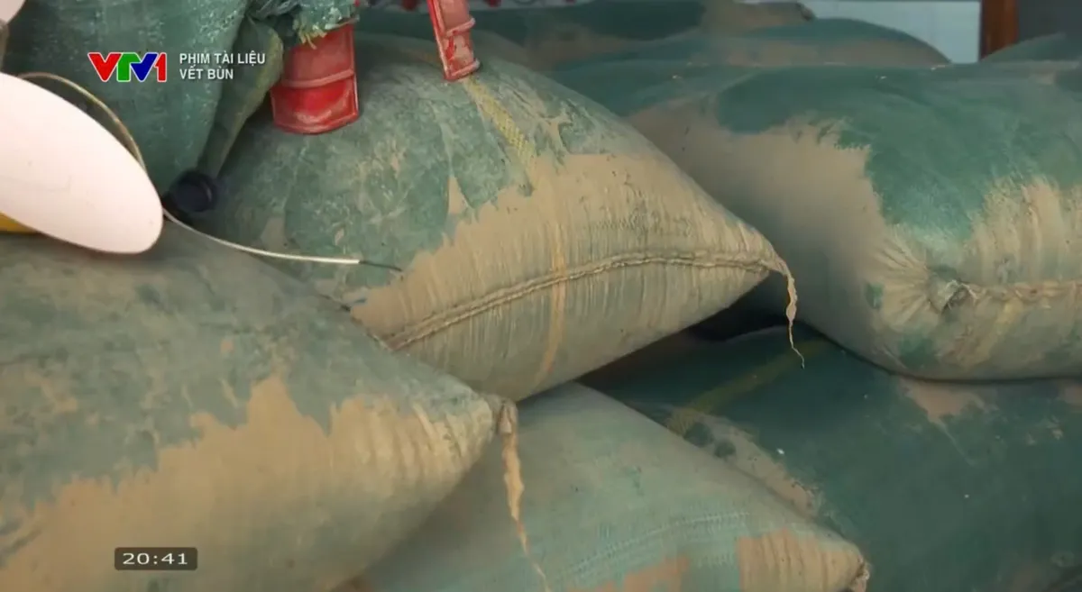 Phim tài liệu “Vệt bùn”: Tình người ấm áp giữa dấu tích cơn lũ dữ- Ảnh 9. Phim tài liệu “Vệt bùn”: Tình người ấm áp giữa dấu tích cơn lũ dữ- Ảnh 9.