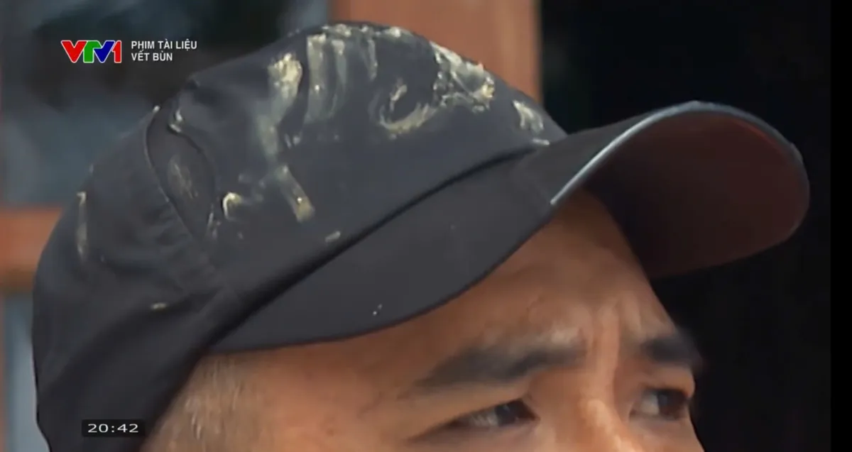 Phim tài liệu “Vệt bùn”: Tình người ấm áp giữa dấu tích cơn lũ dữ- Ảnh 10. Phim tài liệu “Vệt bùn”: Tình người ấm áp giữa dấu tích cơn lũ dữ- Ảnh 10.