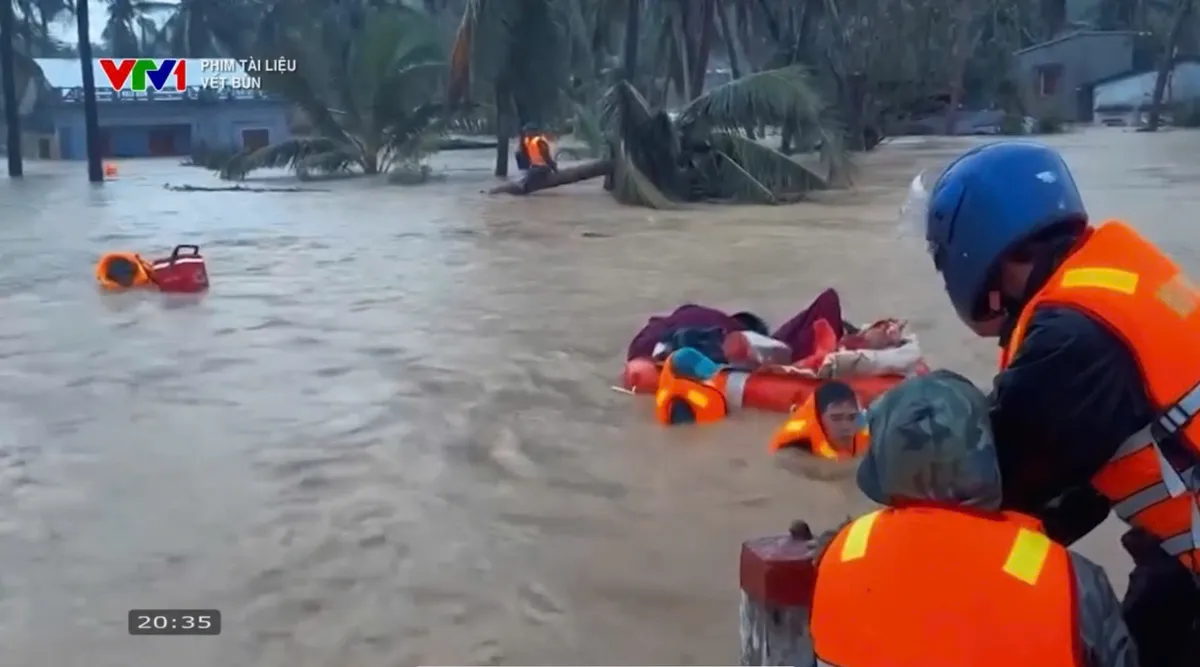 Phim tài liệu “Vệt bùn”: Tình người ấm áp giữa dấu tích cơn lũ dữ- Ảnh 20. Phim tài liệu “Vệt bùn”: Tình người ấm áp giữa dấu tích cơn lũ dữ- Ảnh 20.