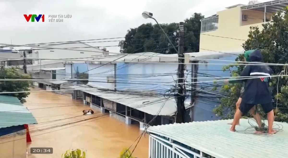 Phim tài liệu “Vệt bùn”: Tình người ấm áp giữa dấu tích cơn lũ dữ- Ảnh 7. Phim tài liệu “Vệt bùn”: Tình người ấm áp giữa dấu tích cơn lũ dữ- Ảnh 7.