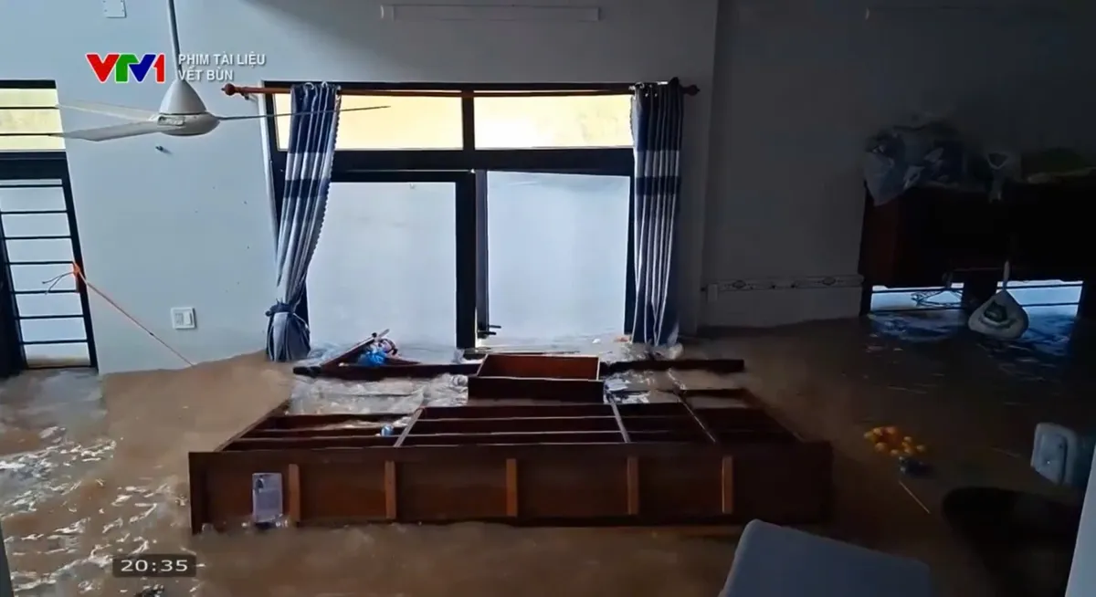 Phim tài liệu “Vệt bùn”: Tình người ấm áp giữa dấu tích cơn lũ dữ- Ảnh 5. Phim tài liệu “Vệt bùn”: Tình người ấm áp giữa dấu tích cơn lũ dữ- Ảnh 5.