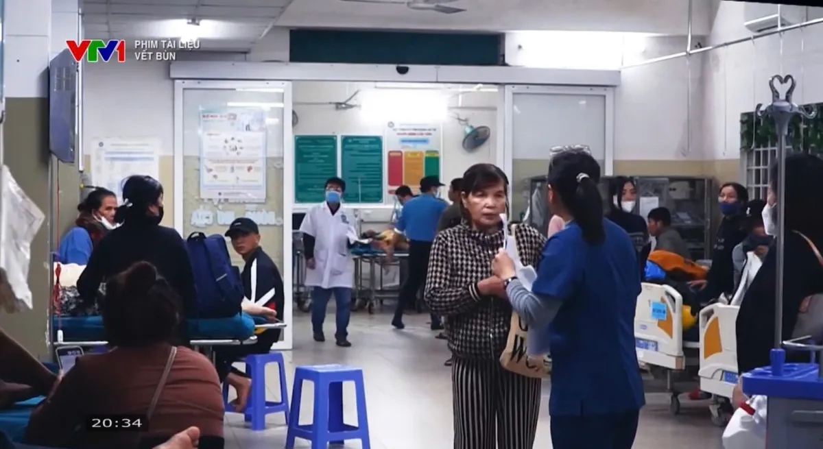 Phim tài liệu “Vệt bùn”: Tình người ấm áp giữa dấu tích cơn lũ dữ- Ảnh 18. Phim tài liệu “Vệt bùn”: Tình người ấm áp giữa dấu tích cơn lũ dữ- Ảnh 18.