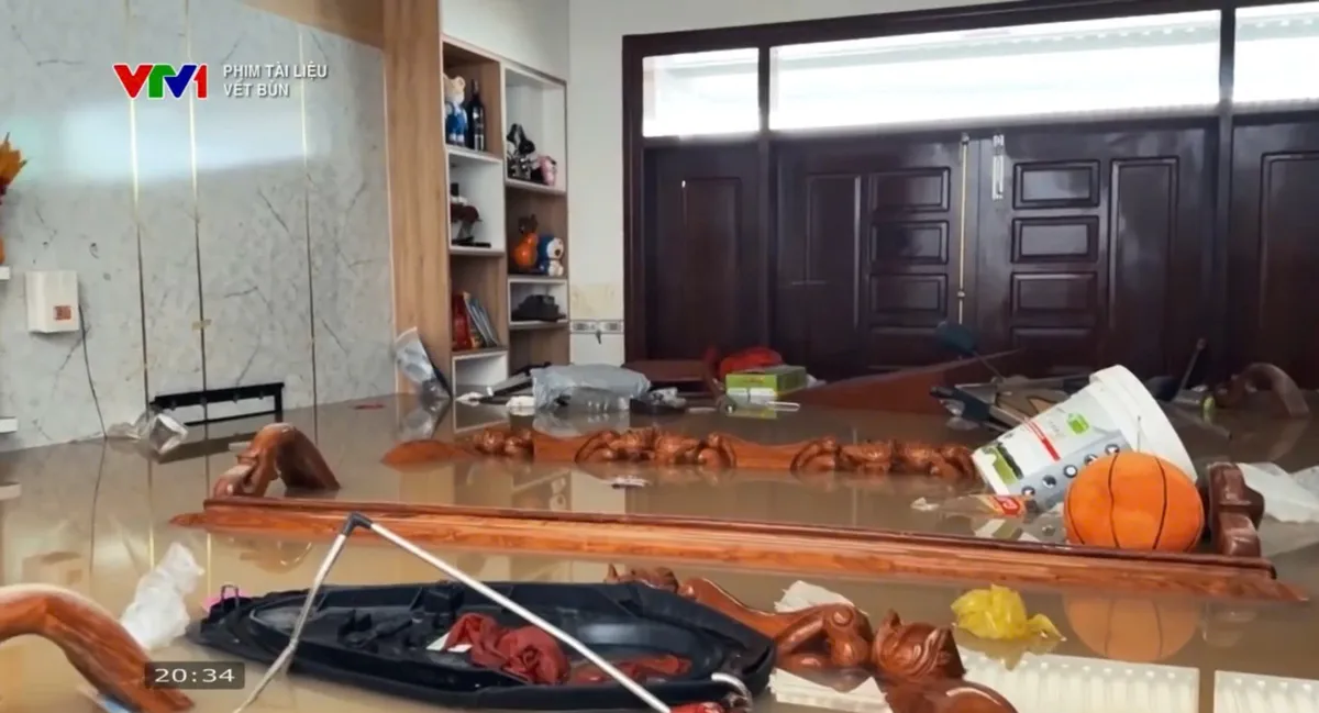 Phim tài liệu “Vệt bùn”: Tình người ấm áp giữa dấu tích cơn lũ dữ- Ảnh 4. Phim tài liệu “Vệt bùn”: Tình người ấm áp giữa dấu tích cơn lũ dữ- Ảnh 4.