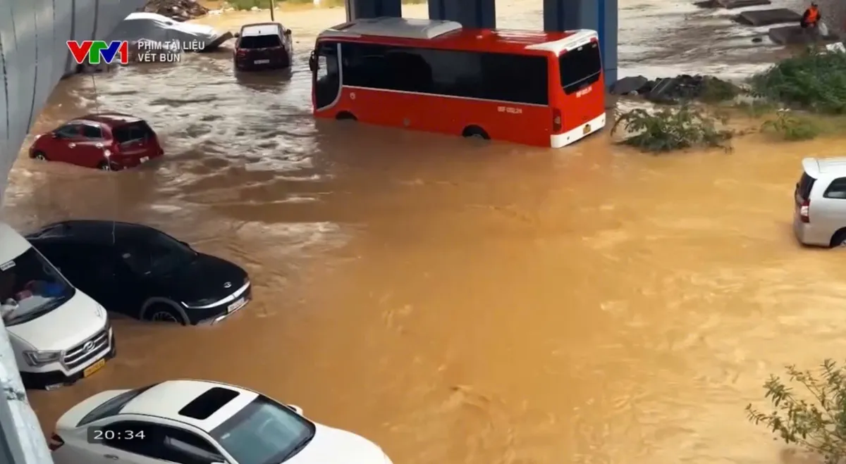 Phim tài liệu “Vệt bùn”: Tình người ấm áp giữa dấu tích cơn lũ dữ- Ảnh 3. Phim tài liệu “Vệt bùn”: Tình người ấm áp giữa dấu tích cơn lũ dữ- Ảnh 3.