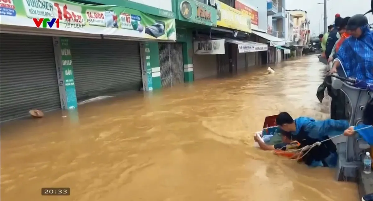 Phim tài liệu “Vệt bùn”: Tình người ấm áp giữa dấu tích cơn lũ dữ- Ảnh 6. Phim tài liệu “Vệt bùn”: Tình người ấm áp giữa dấu tích cơn lũ dữ- Ảnh 6.