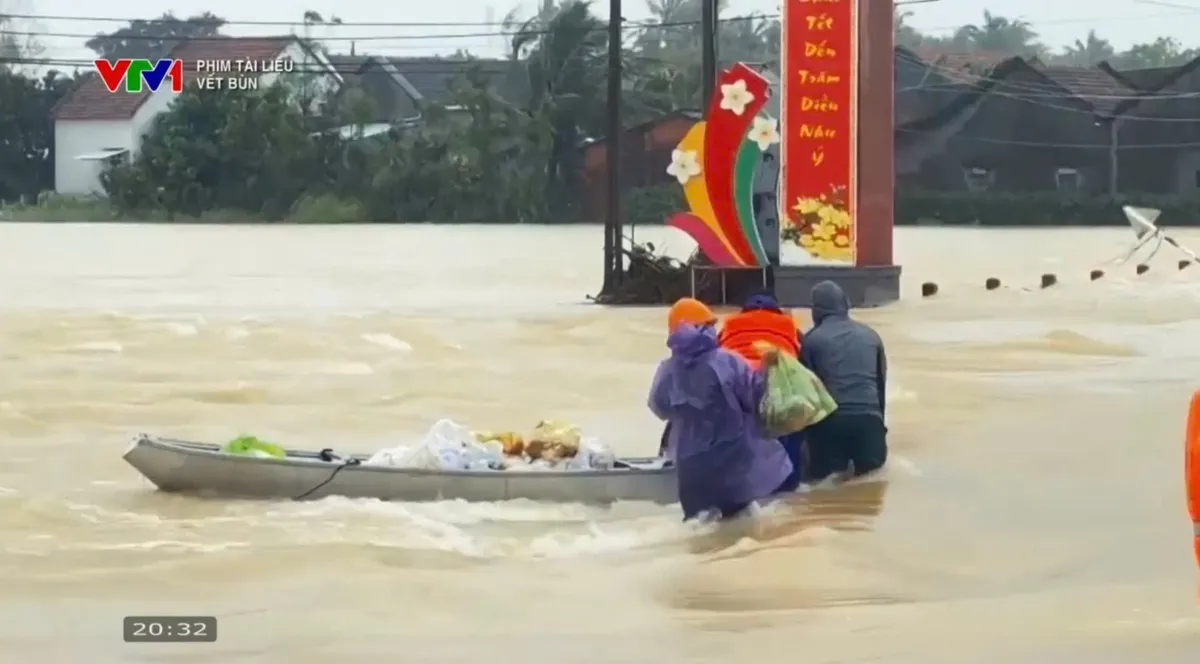 Phim tài liệu “Vệt bùn”: Tình người ấm áp giữa dấu tích cơn lũ dữ- Ảnh 2. Phim tài liệu “Vệt bùn”: Tình người ấm áp giữa dấu tích cơn lũ dữ- Ảnh 2.