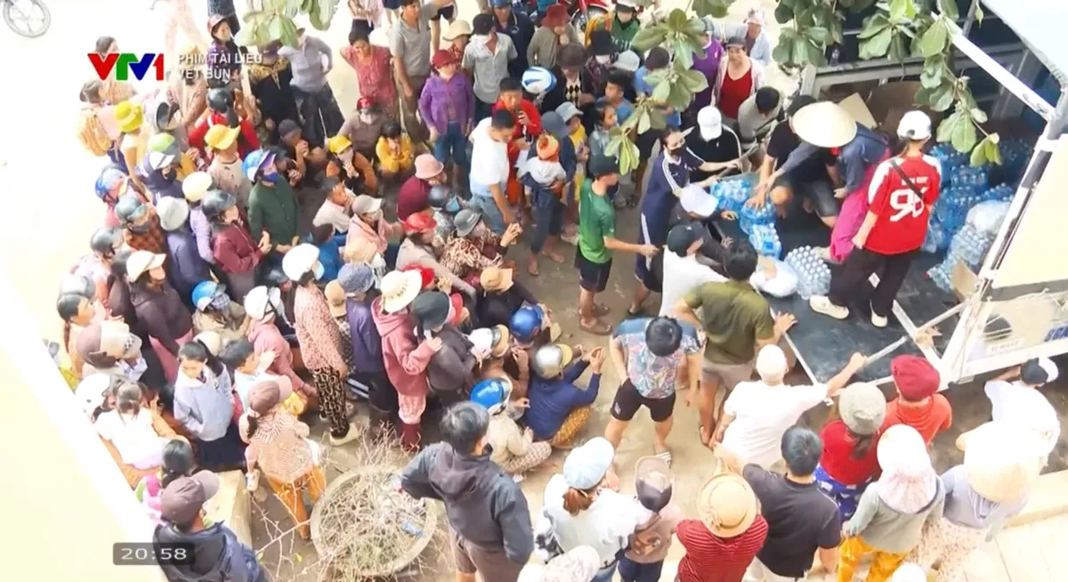 Phim tài liệu “Vệt bùn”: Tình người ấm áp giữa dấu tích cơn lũ dữ- Ảnh 23. Phim tài liệu “Vệt bùn”: Tình người ấm áp giữa dấu tích cơn lũ dữ- Ảnh 23.