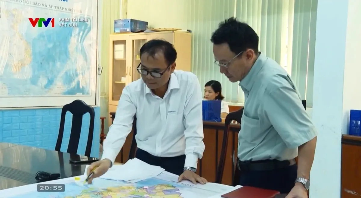 Phim tài liệu “Vệt bùn”: Tình người ấm áp giữa dấu tích cơn lũ dữ- Ảnh 22. Phim tài liệu “Vệt bùn”: Tình người ấm áp giữa dấu tích cơn lũ dữ- Ảnh 22.