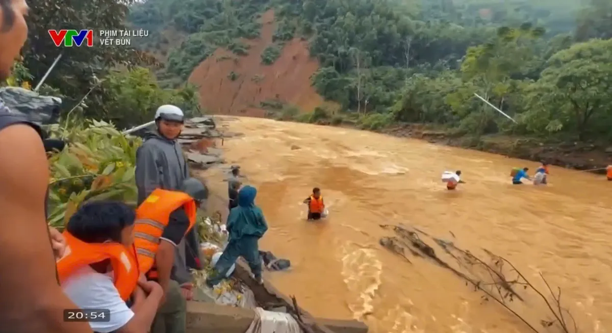 Phim tài liệu “Vệt bùn”: Tình người ấm áp giữa dấu tích cơn lũ dữ- Ảnh 8. Phim tài liệu “Vệt bùn”: Tình người ấm áp giữa dấu tích cơn lũ dữ- Ảnh 8.