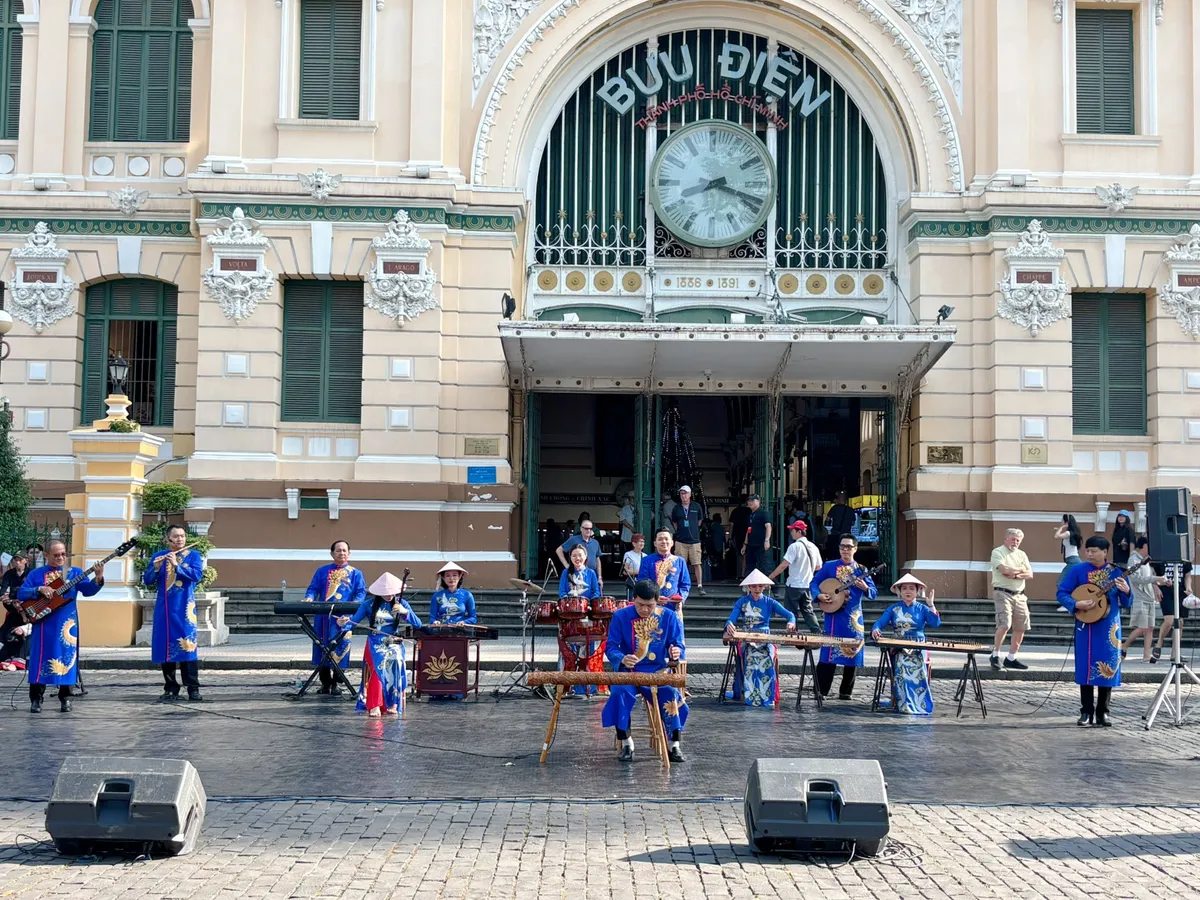 Nghệ thuật truyền thống xuống phố- Ảnh 2. Nghệ thuật truyền thống xuống phố- Ảnh 2.