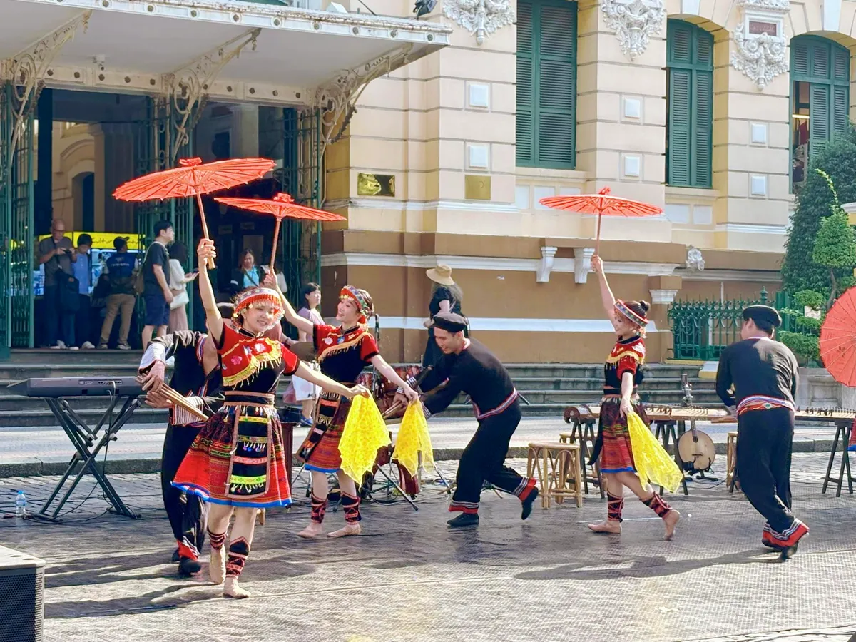 Nghệ thuật truyền thống xuống phố- Ảnh 11. Nghệ thuật truyền thống xuống phố- Ảnh 11.