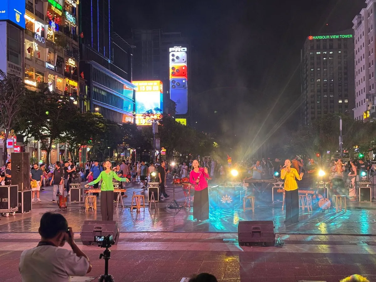 Nghệ thuật truyền thống xuống phố- Ảnh 3. Nghệ thuật truyền thống xuống phố- Ảnh 3.