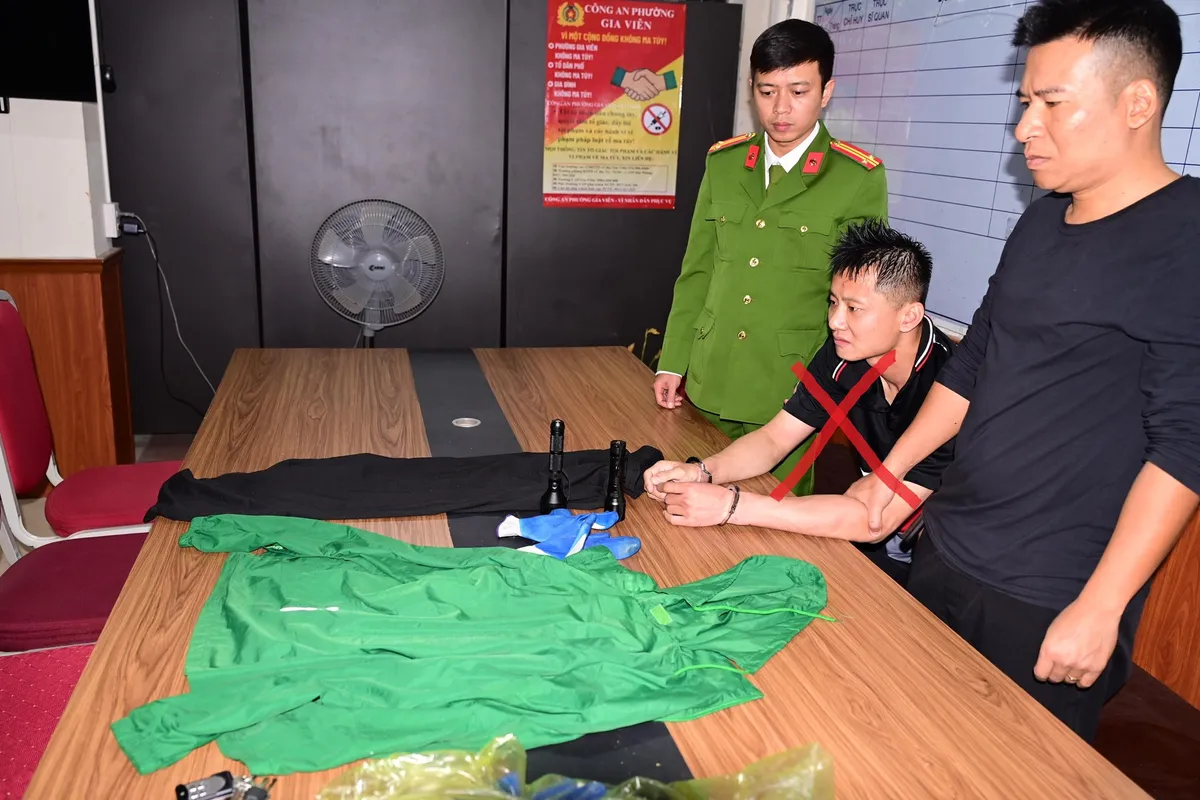 Đối tượng người nước ngoài đập kính hàng loạt ô tô trộm cắp tài sản - Ảnh 2.