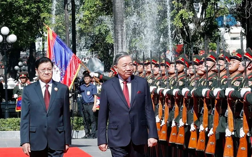 Tổng Bí thư, Chủ tịch nước Lào Thongloun Sisoulith và Tổng Bí thư Tô Lâm duyệt Đội danh dự Quân đội nhân dân Lào. (Ảnh: TTXVN)