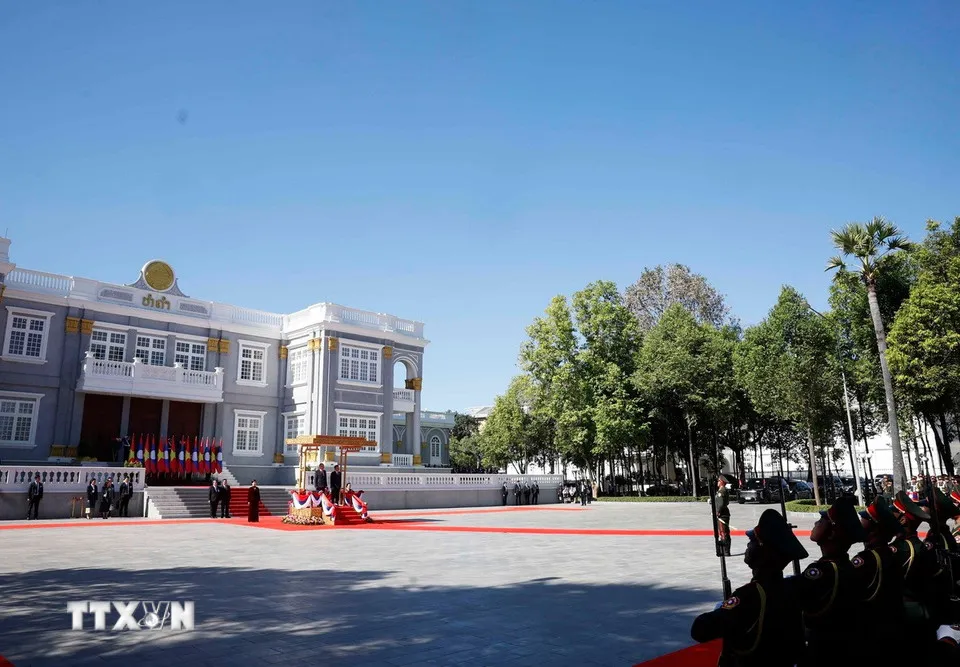 Lễ đón trọng thể Tổng Bí thư Tô Lâm và Phu nhân tại thủ đô Vientiane của Lào - Ảnh 3.
