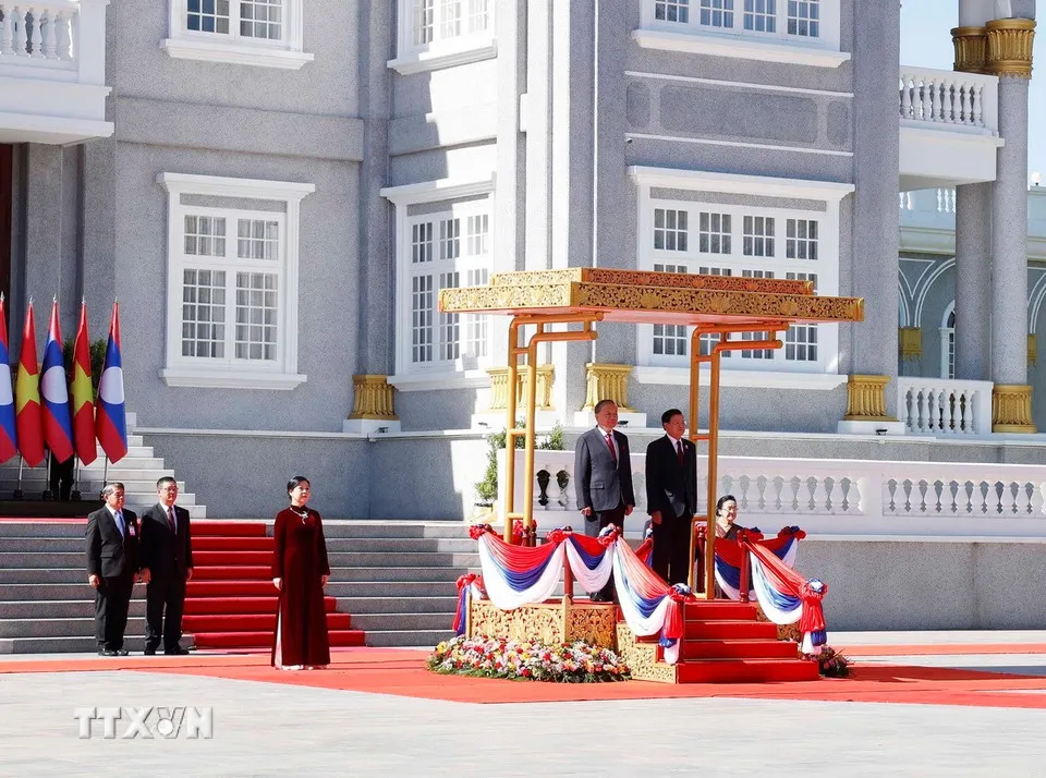 Lễ đón trọng thể Tổng Bí thư Tô Lâm và Phu nhân tại thủ đô Vientiane của Lào - Ảnh 2.