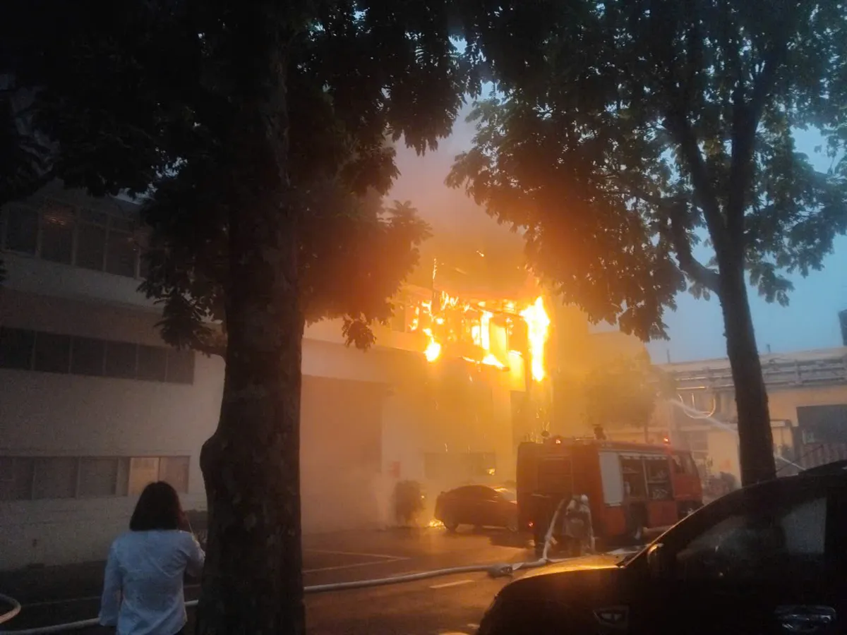 Khống chế kịp thời vụ cháy lớn tại Nhà máy Bia Hà Nội - Ảnh 1.