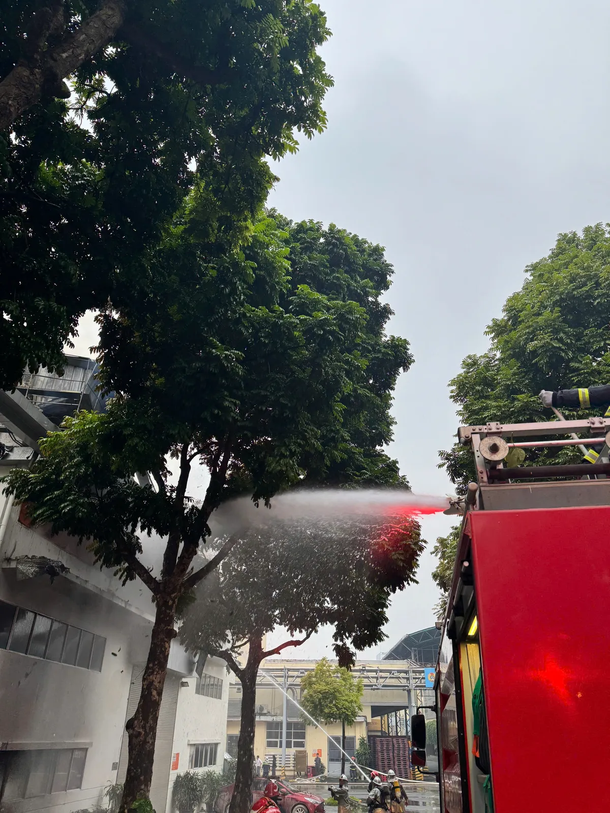 Khống chế kịp thời vụ cháy lớn tại Nhà máy Bia Hà Nội - Ảnh 3.